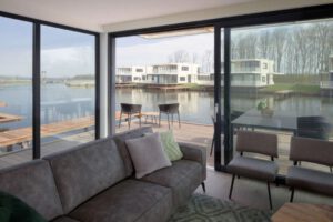 Watervilla Roompot Résidence De Veerse Wende woonkamer en terras