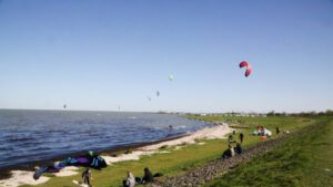 kitesurfers op het Markermeer